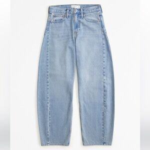 Abercrombie Mid Rise Barrel Jeans!!